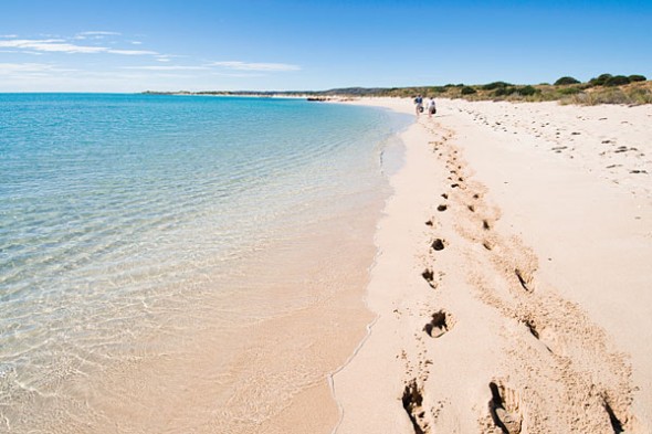 west australia beach 590x393 Tradiciones de Año Nuevo alrededor del mundo